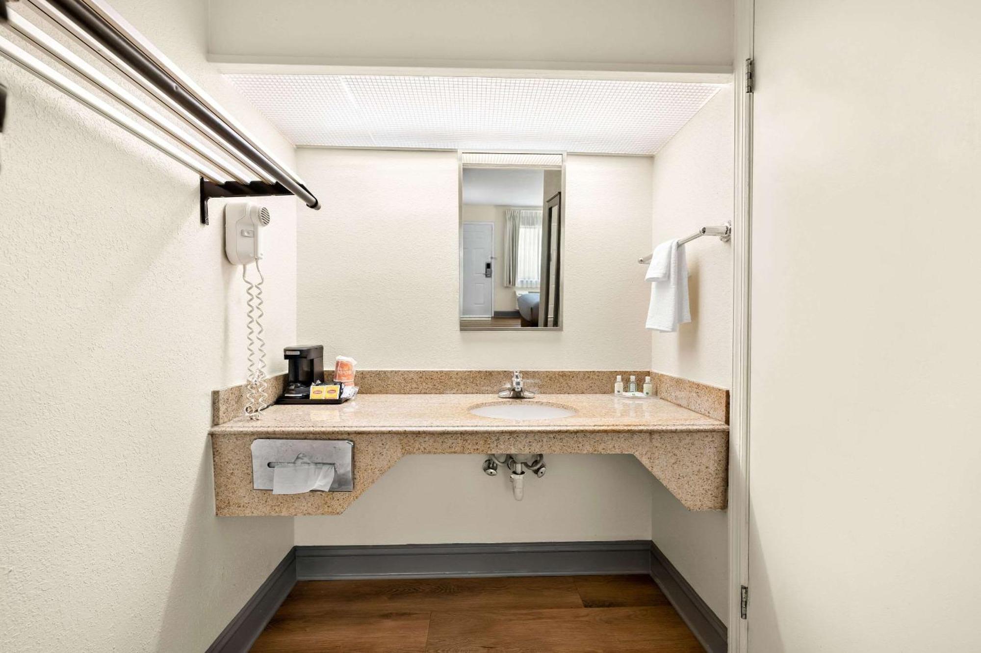 Quality Inn Pelham I-65 Exit 246 מראה חיצוני תמונה
